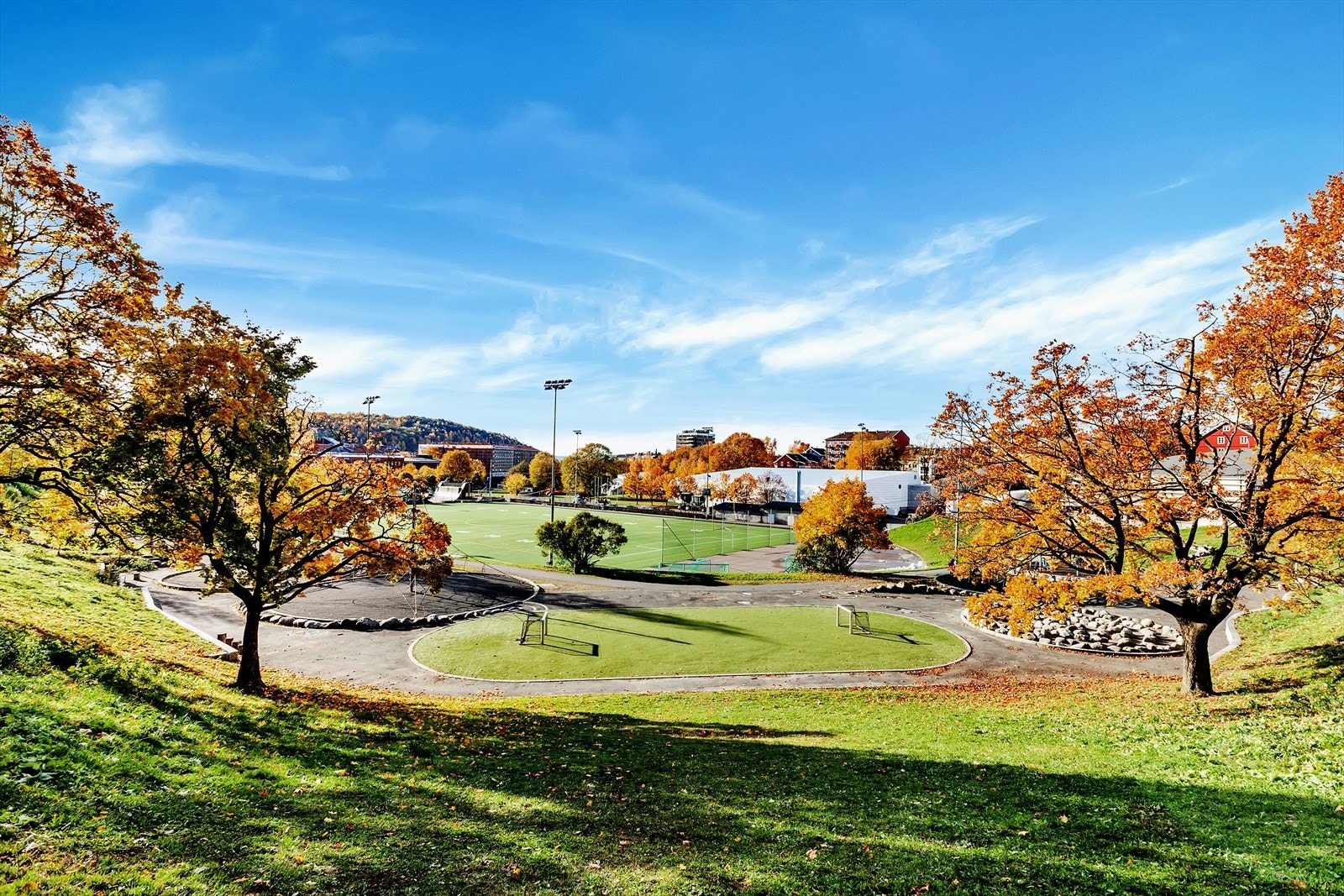 Det er kort vei til Jordal sportspark med bl.a fotballbane, skøytehall, amerikansk fotball og skateanlegg Galleribilde
