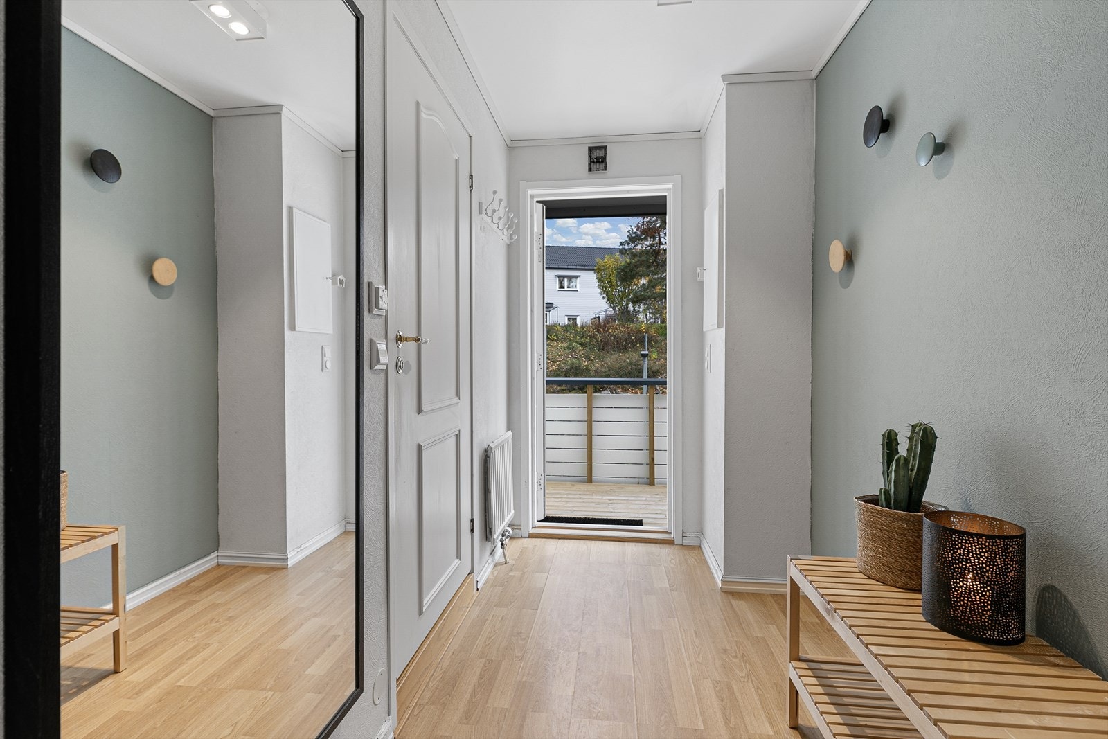 Meget romslig inngangsparti med god plass til å henge fra seg yttertøy Galleribilde