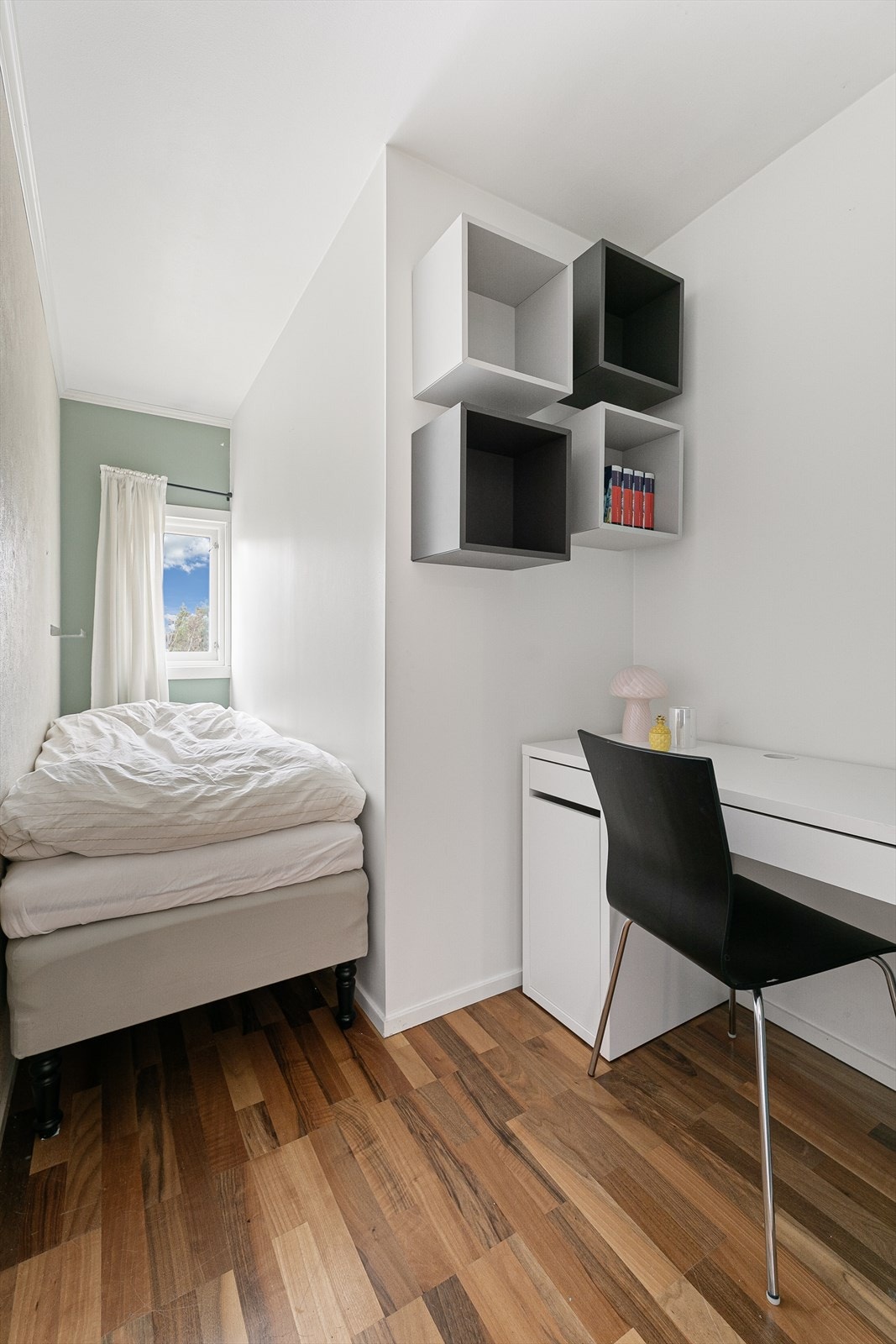 Soverommet er delt opp i 2 rom og med enkle grep kan dette settes tilbake til ett stort soverom Galleribilde