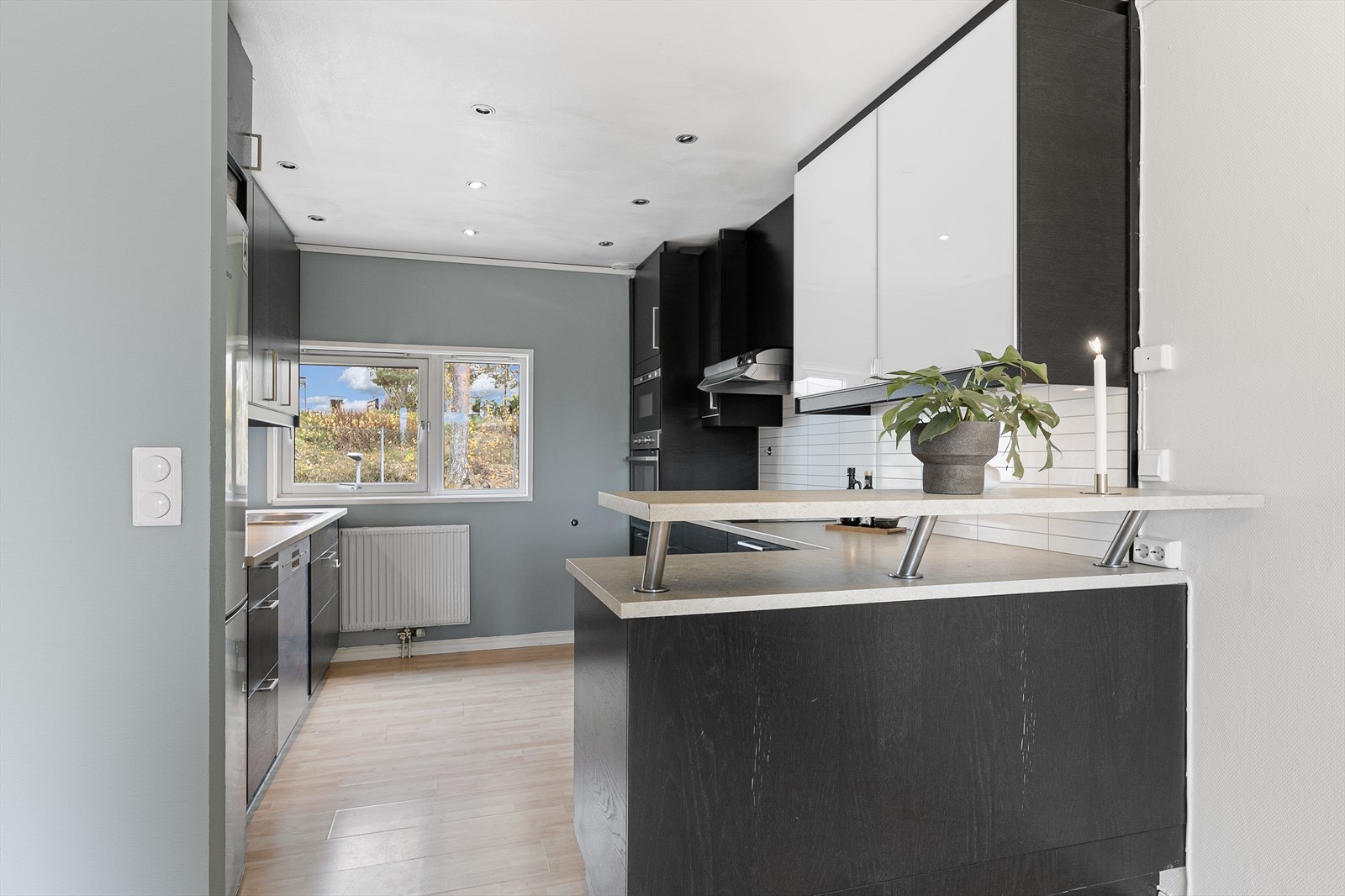 Åpen kjøkkenløsning gir en romslig romfølelse Galleribilde