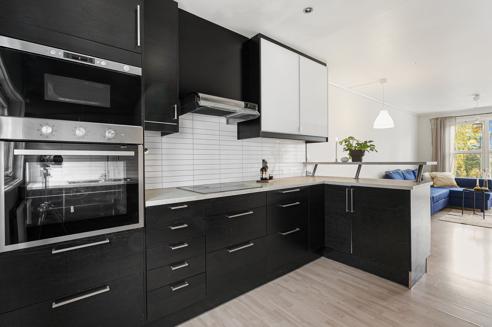 Pent kjøkken med integrerte hvitevarer Galleribilde