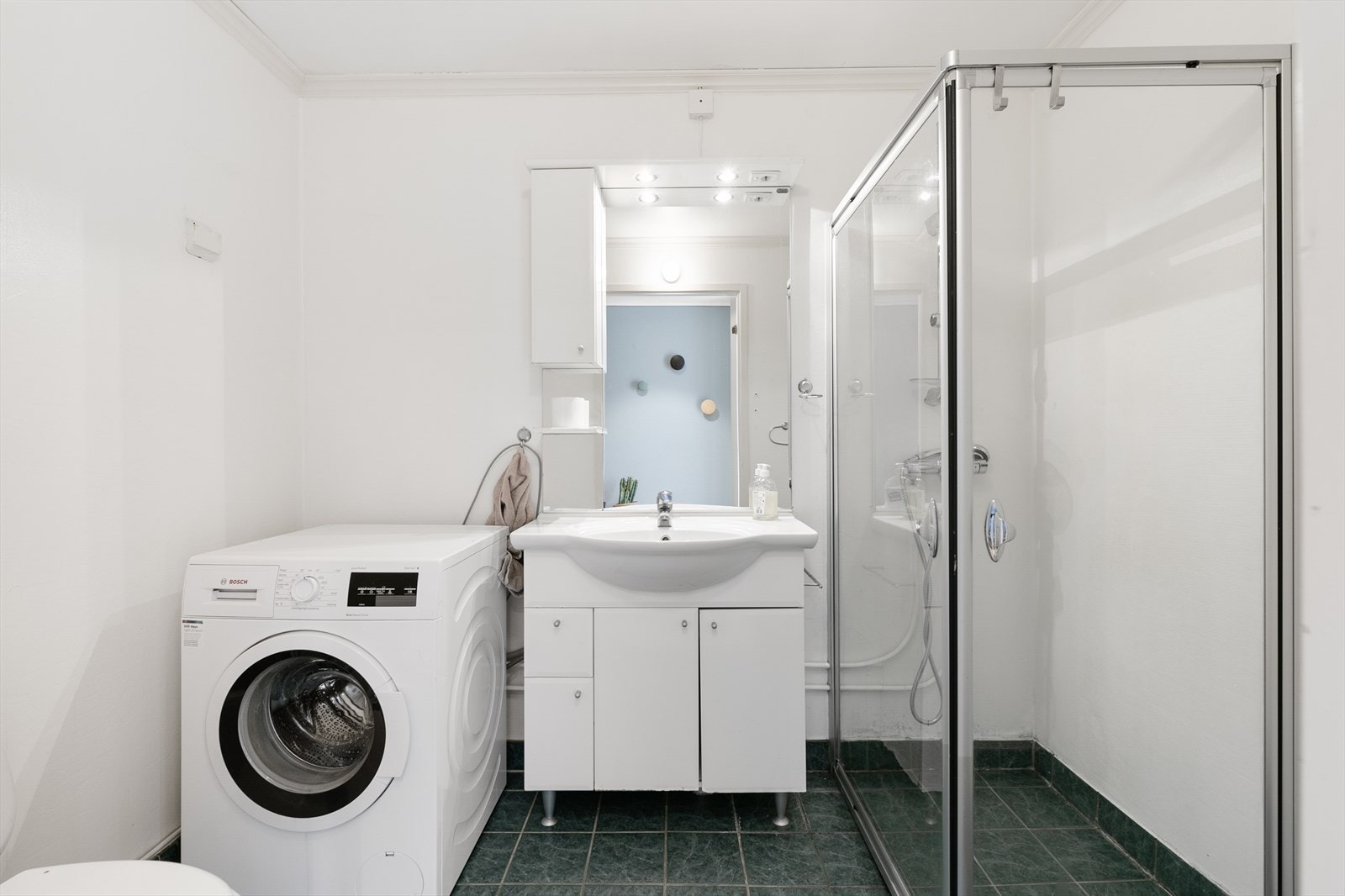 Flislagt bad/wc med opplegg for vaskemaskin Galleribilde