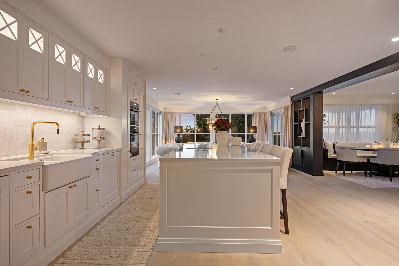 Stedtilpasset håndlaget kjøkken som er oppført av Krydderhylla ved Magnus Andersen. Galleribilde