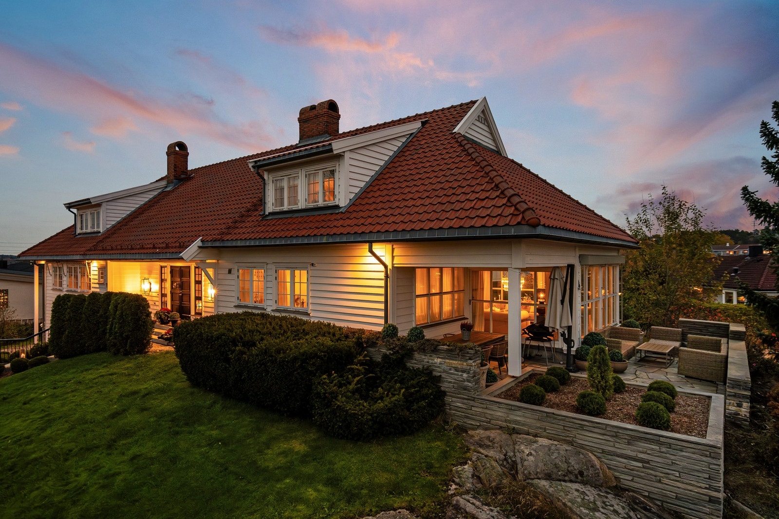 Tomten og uteplasser har utstrakt bruk av naturstein. Galleribilde