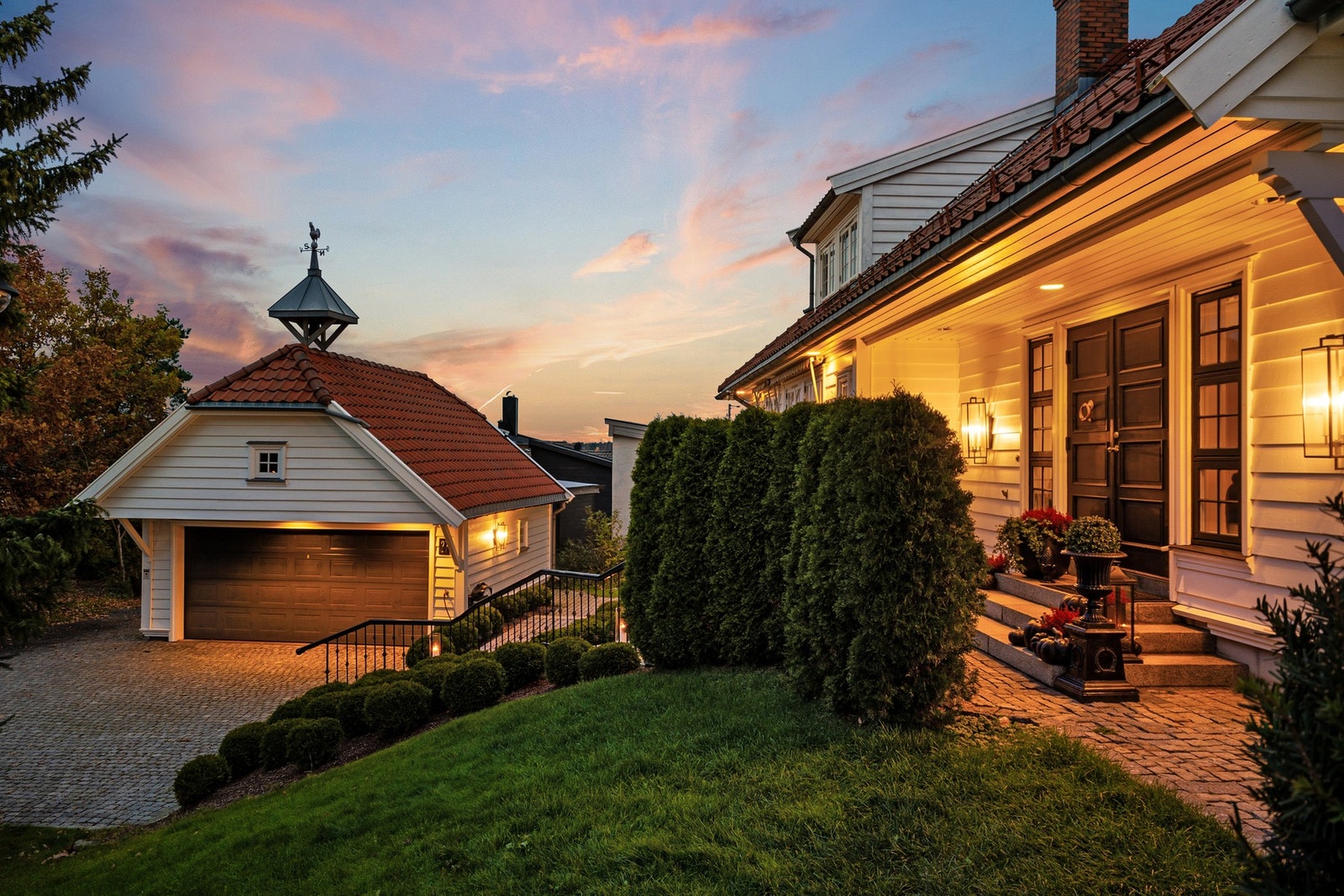 Eiet hjørnetomt som er beliggende høyt og som er pent opparbeidet. Galleribilde