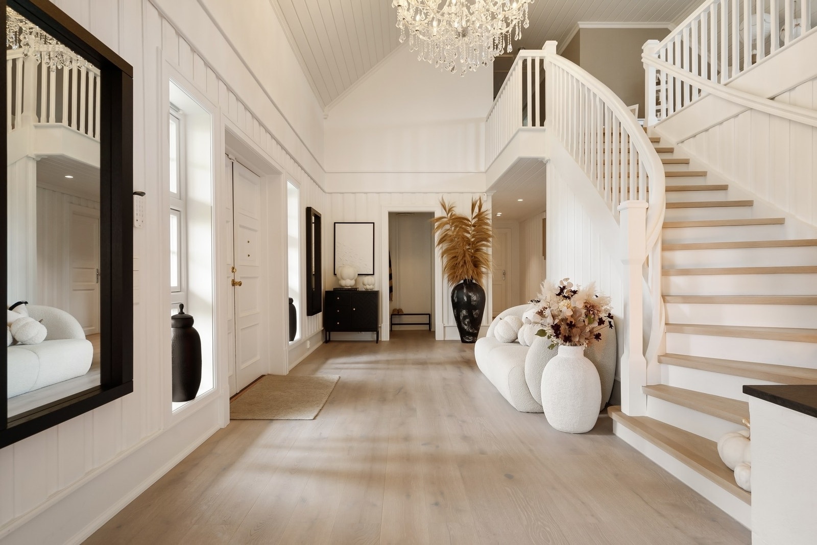 Store deler av boligen har fått nye overflater fra 2020-2024. Galleribilde