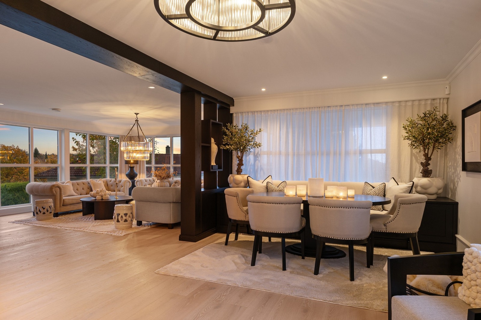 Store deler av planløsningen er endret i 1. etasje hvor blant annet kjøkken er flyttet fra opprinnelig plassering. Galleribilde