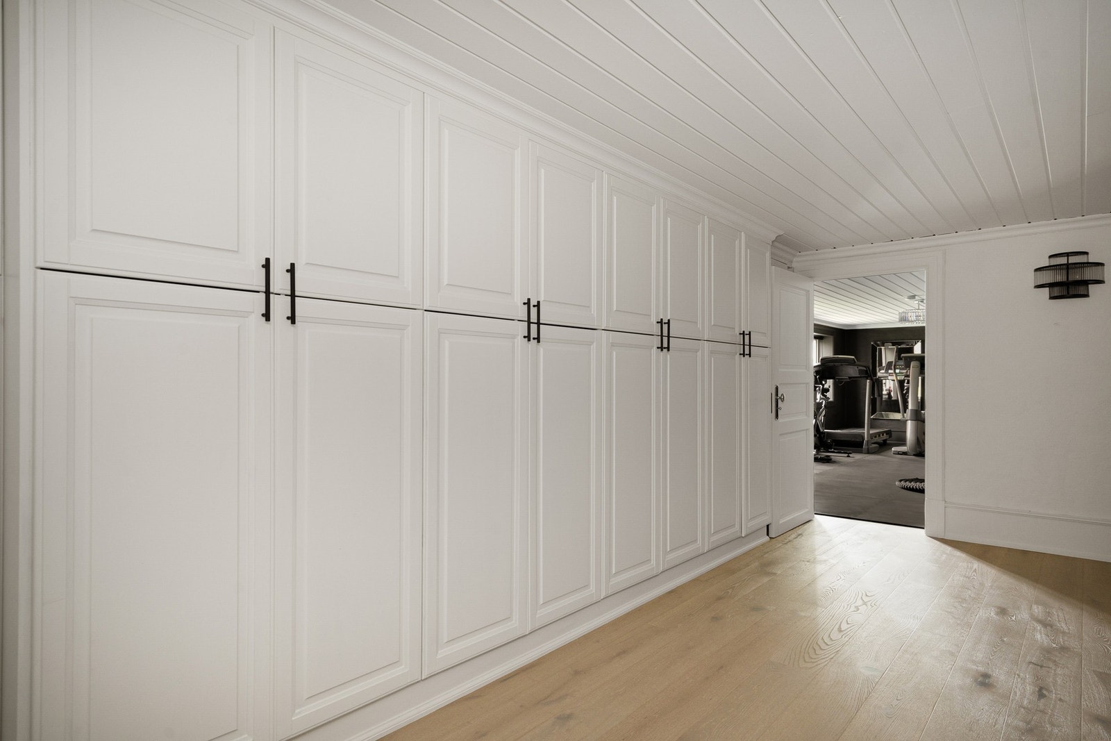 Stor garderobe. Galleribilde