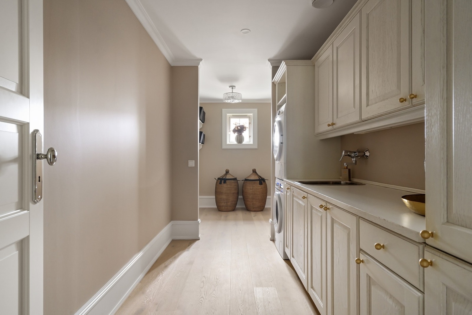 Stort vaskerom med nye overflater i 2024. Galleribilde