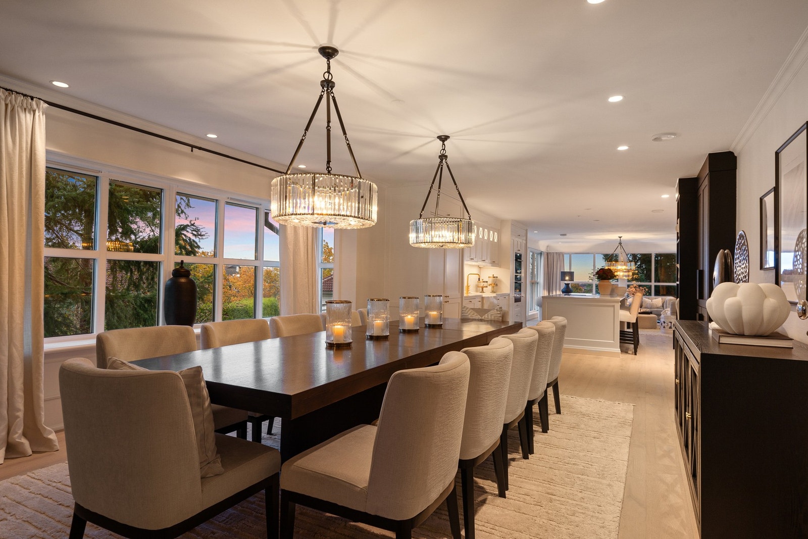 For en plass å ønske velkommen til bords. Stor spisestue som rommer hele familien. Galleribilde