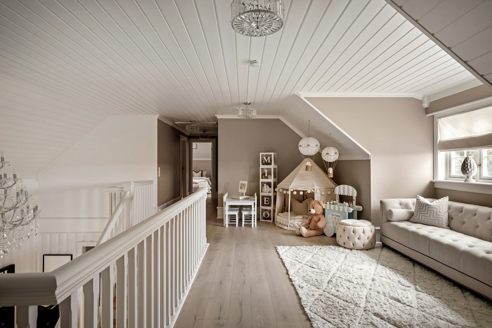 Loftstue/mellomgang. Galleribilde