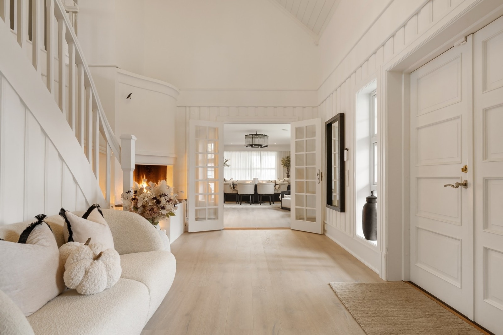 Velkommen inn. Stor hall med åpen himling. Galleribilde