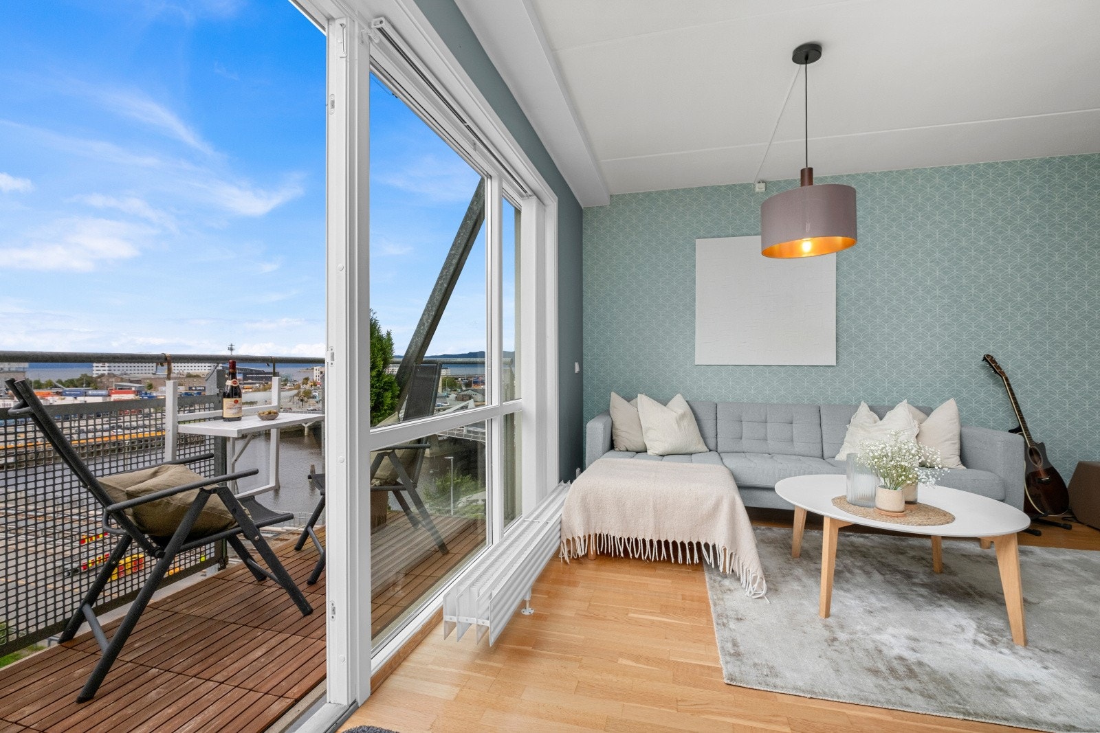 Fra stuen har du direkte utgang til leilighetens nydelige balkong Galleribilde