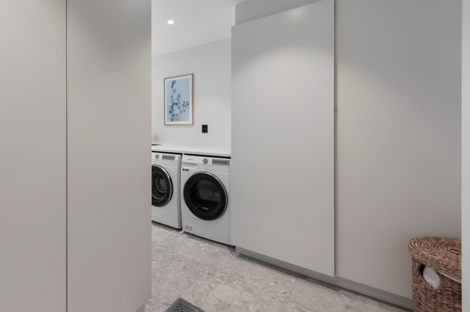 Vaskerommet har godt med skapplass Galleribilde