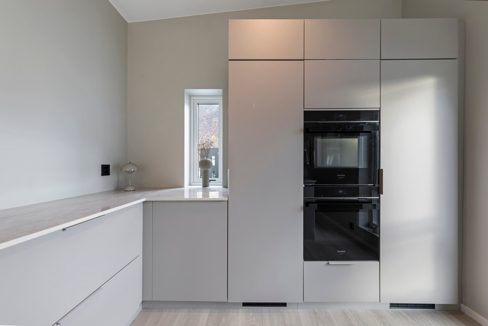 Kjøkkenet er godt utstyrt med integrerte hvitevarer Galleribilde