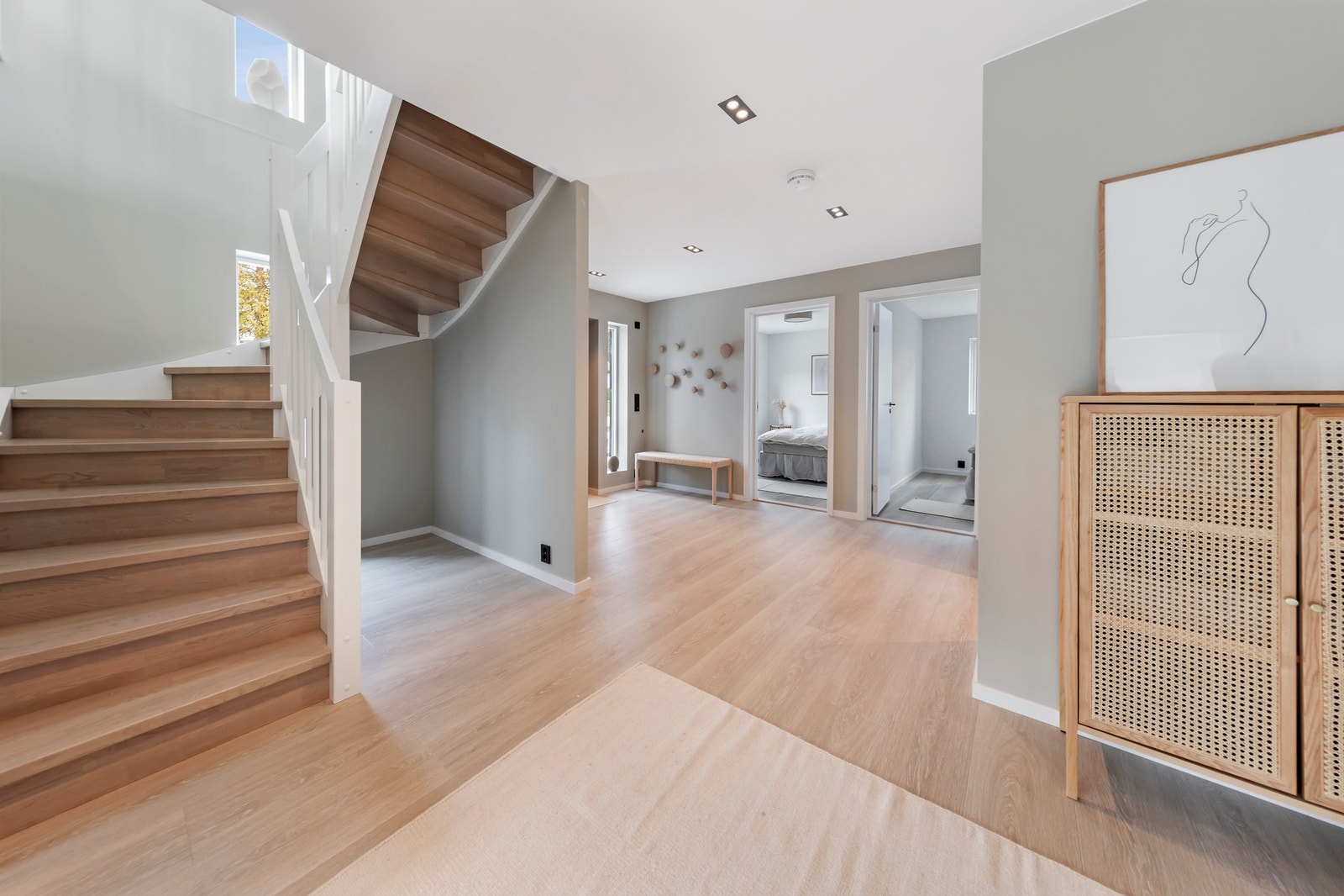 Stor og romslig gang i 1. etasje Galleribilde