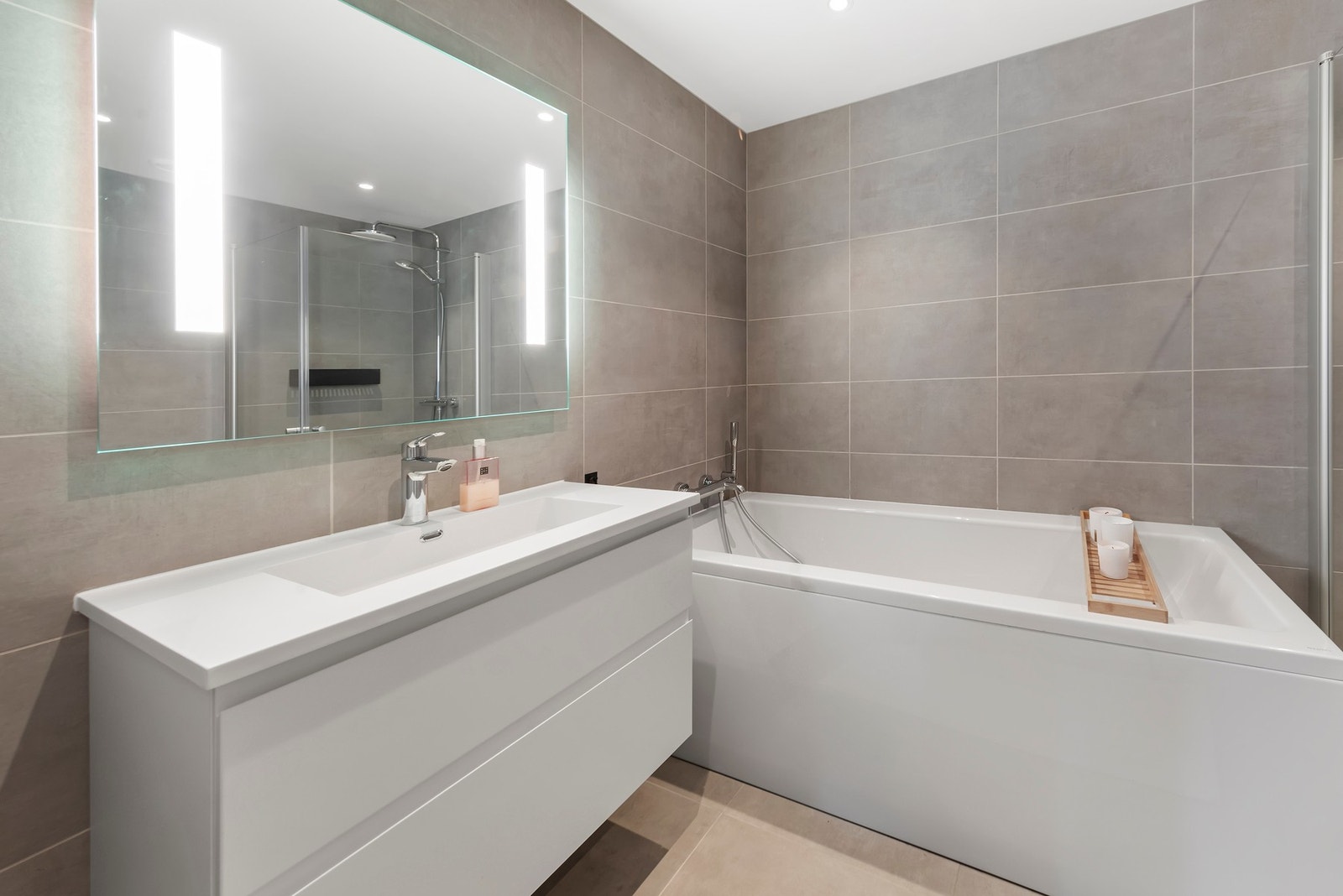 Flislagt bad i 1. etasje Galleribilde