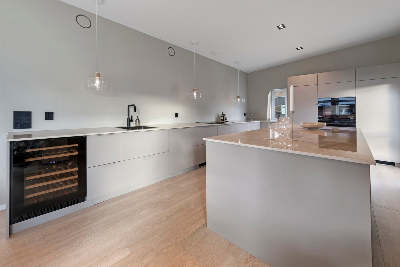 Kjøkkenet har godt med skap- og benkeplass Galleribilde