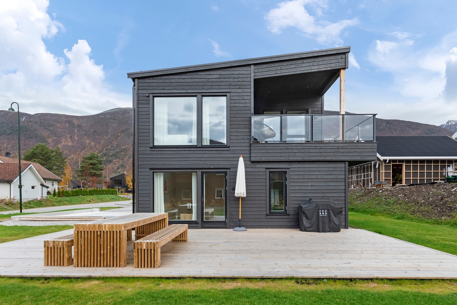 Stor terrasse og overbygd veranda i 2. etasje Galleribilde