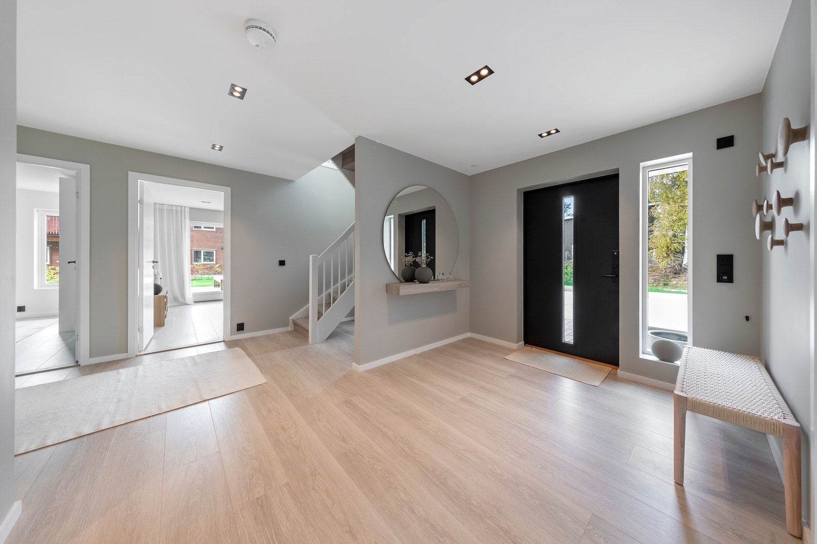 Velkommen inn - Romslig entré Galleribilde