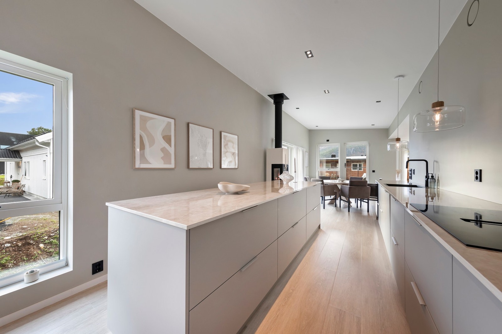 Praktisk kjøkkenøy og åpen løsning mot stue Galleribilde