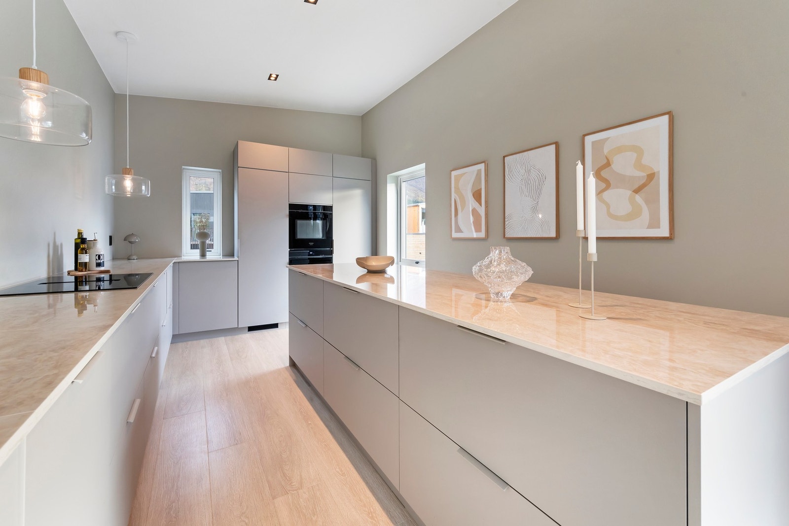 Kjøkkenet har laminat på gulv og veggflater med malte plater Galleribilde