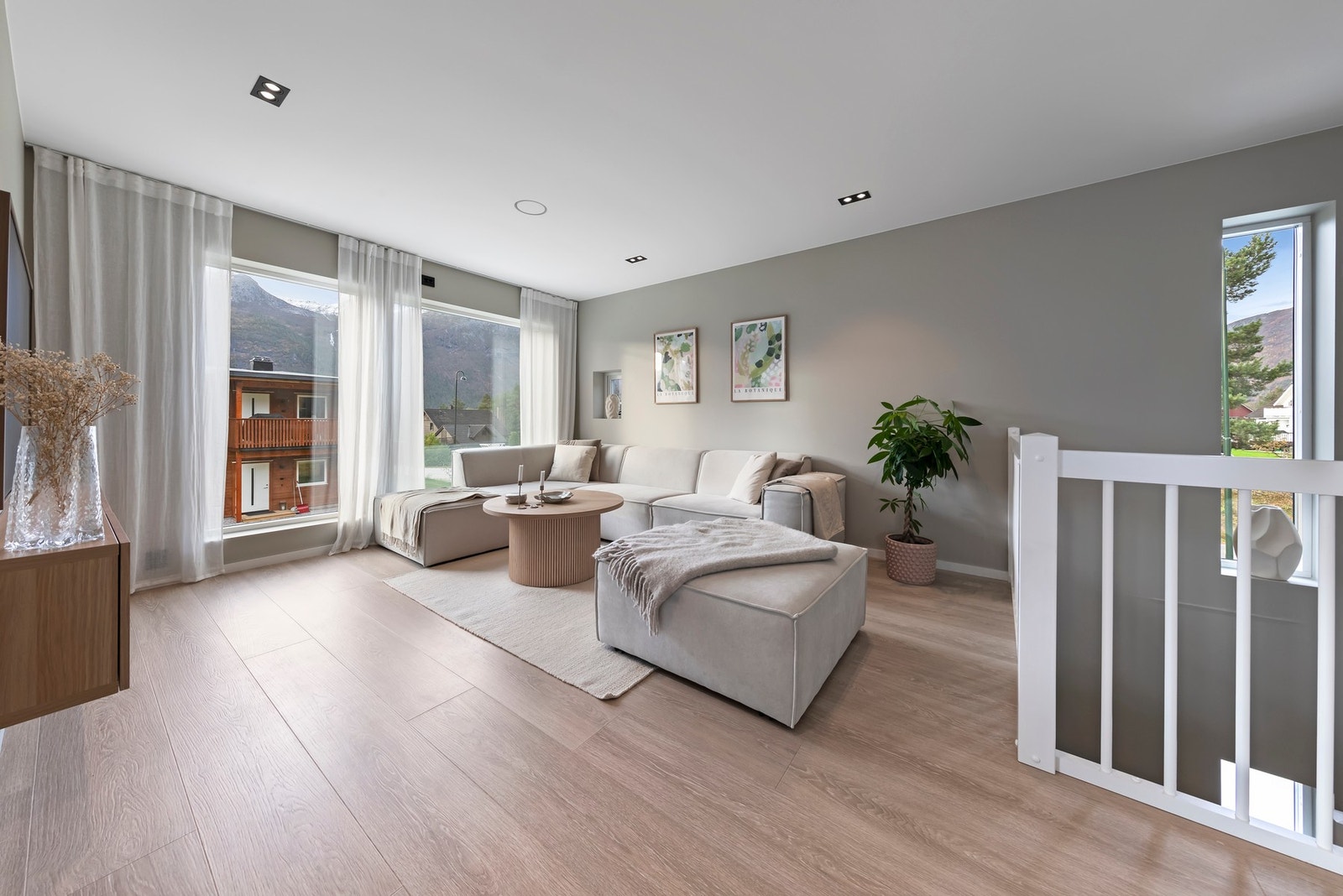 Lys og fin stue med store vindusflater Galleribilde