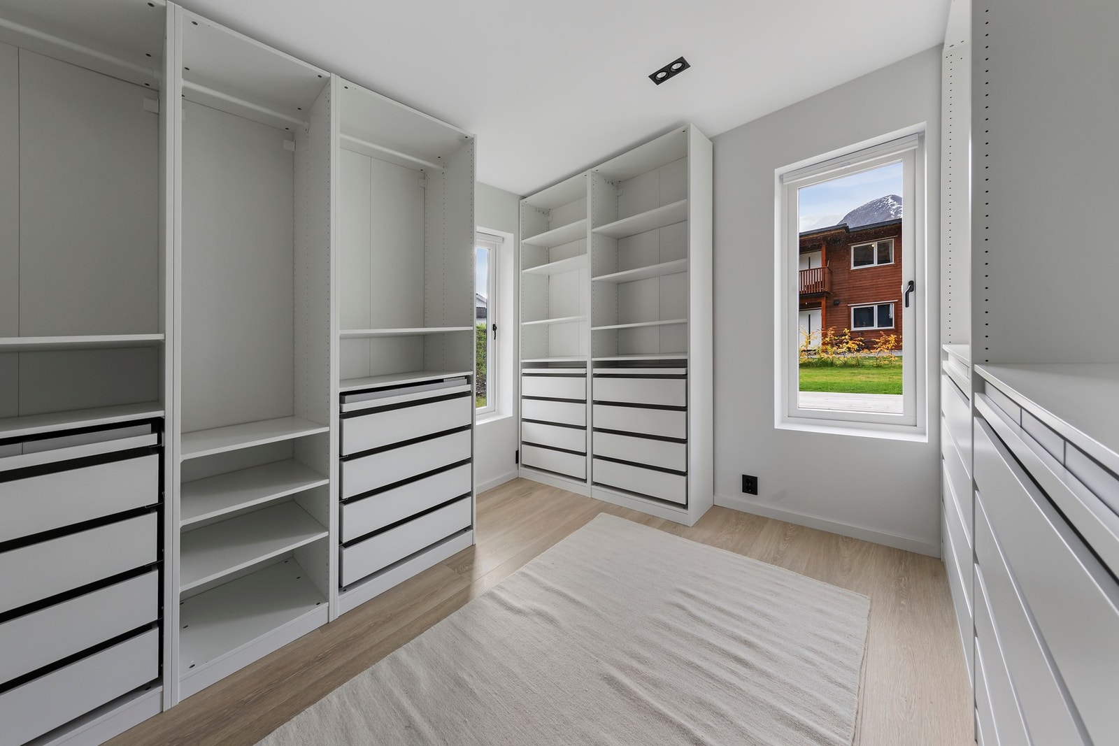 Soverom innredet med garderobeinnredning Galleribilde