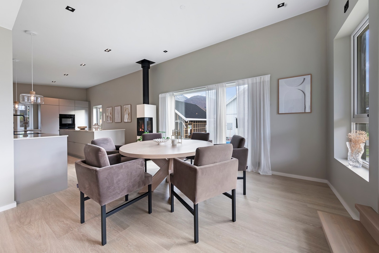 Spisestue med vedovn til oppvarming Galleribilde