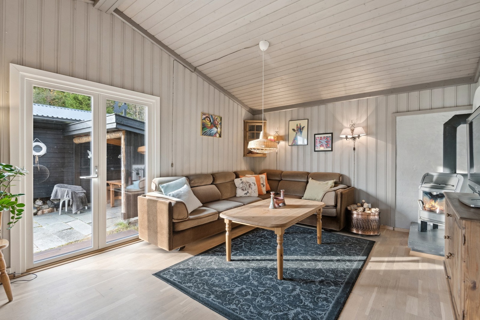 Hytta varmes opp med strøm og vedfyring. Galleribilde