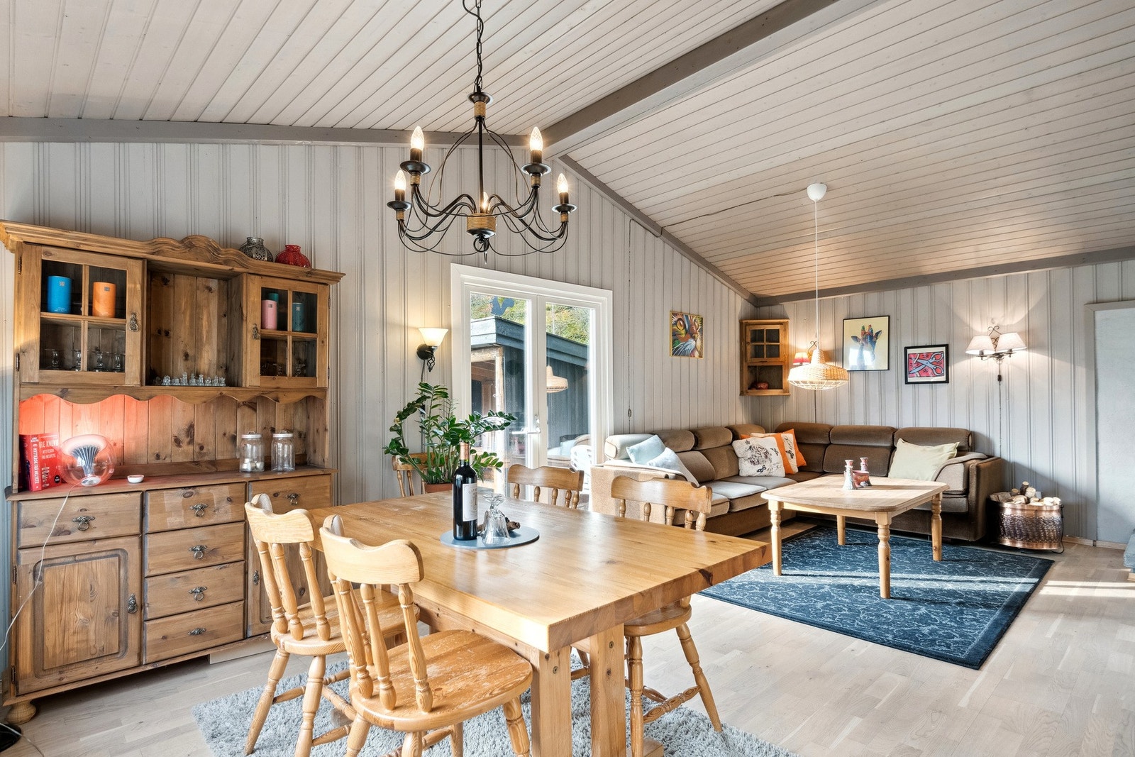 Stuen er lys og romslig har plass til flere sittegrupper - hvor man kan samle familie og venner. Galleribilde