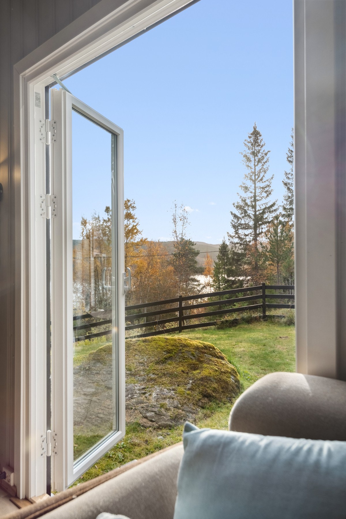 Fra stuen har man direkte adkomst til uteområdet. Galleribilde