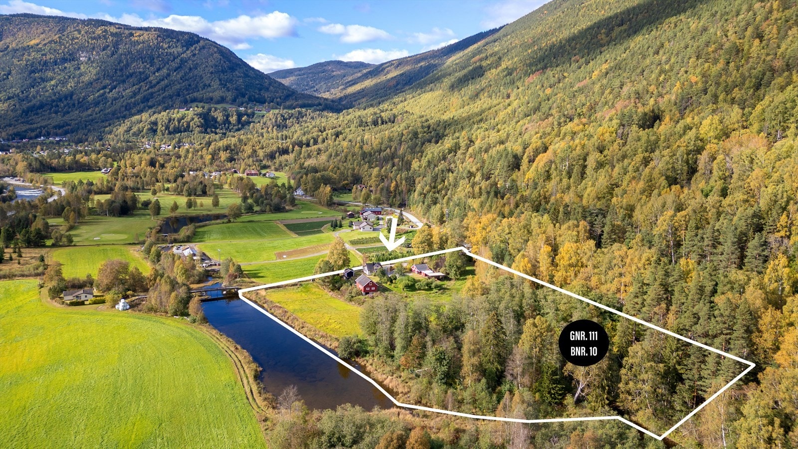 Eiendommen ligger idyllisk til ved Auståe, en sideelv til den større Måna som går et stykke sør for eiendommen Galleribilde