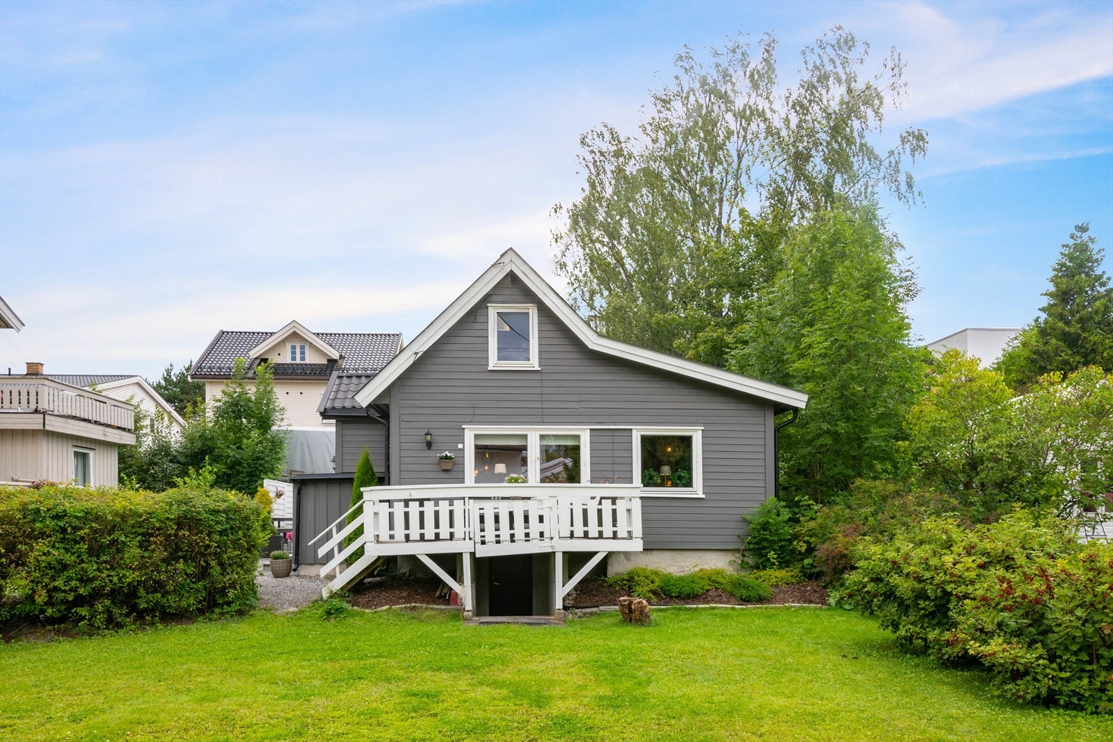 Hagen og huset ligger skjermet fra bilvei, og det er et svært fredelig område. Galleribilde