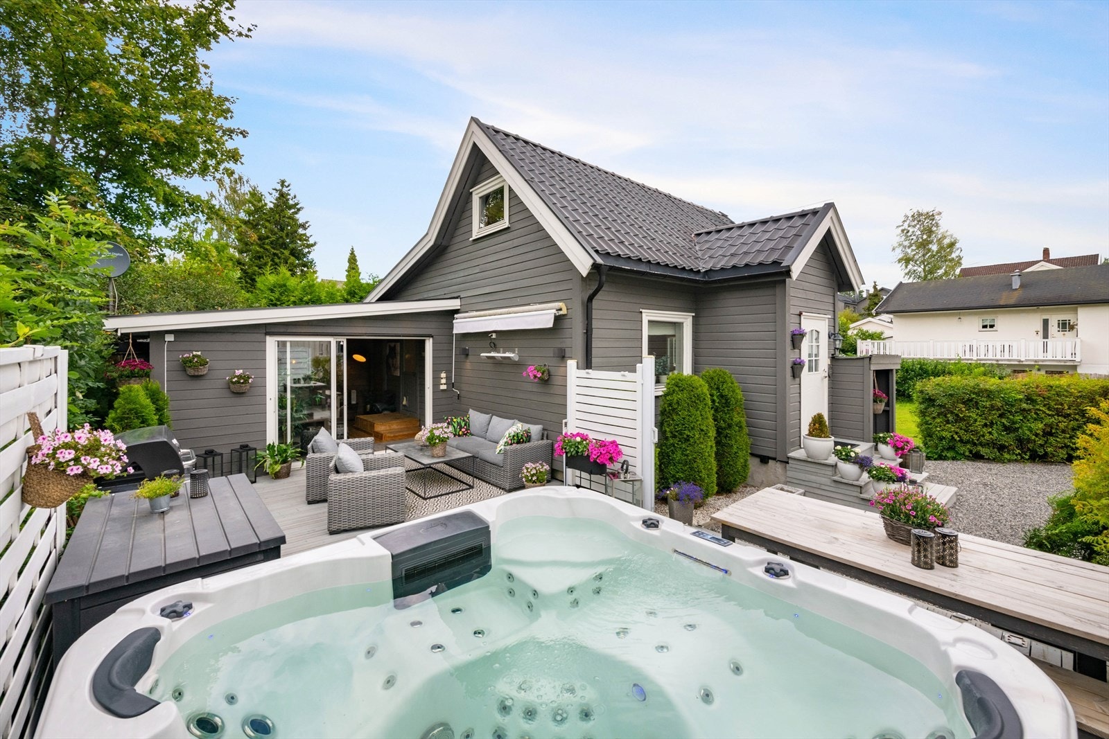På markterrassen har selger en Jacuzzi. Den kan etter nærmere avtale medfølge. Galleribilde