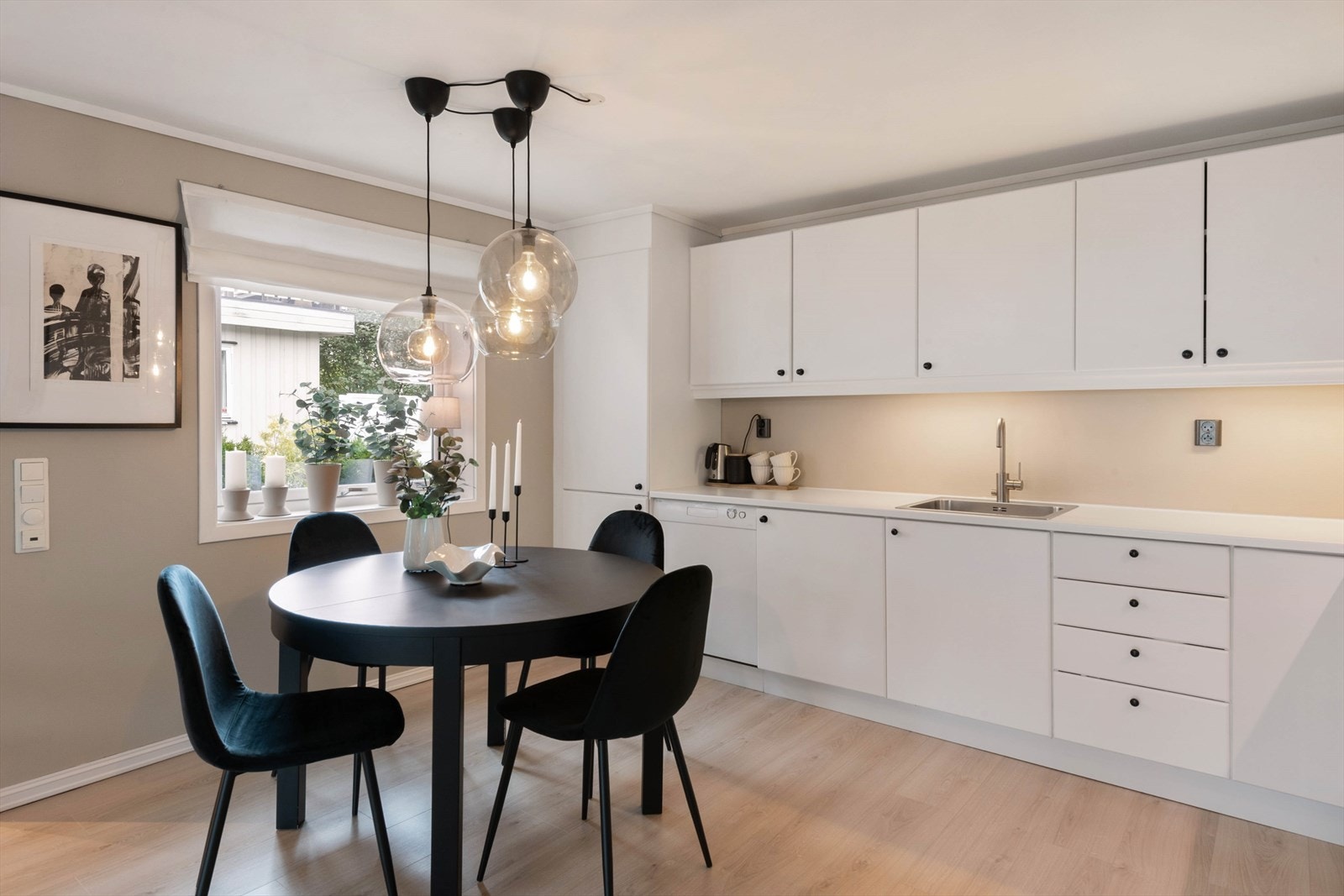 Er romslig vindu ved spiseplassen gir rommet et lyst preg. Galleribilde