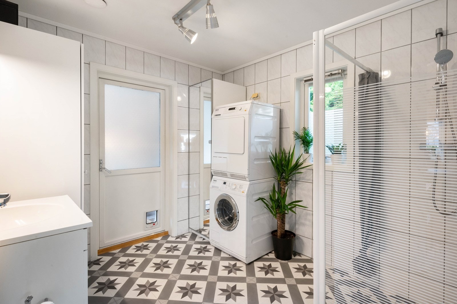 Badet har servant, dusjhjørne, WC og opplegg for vaskemaskin/tørketrommel Galleribilde