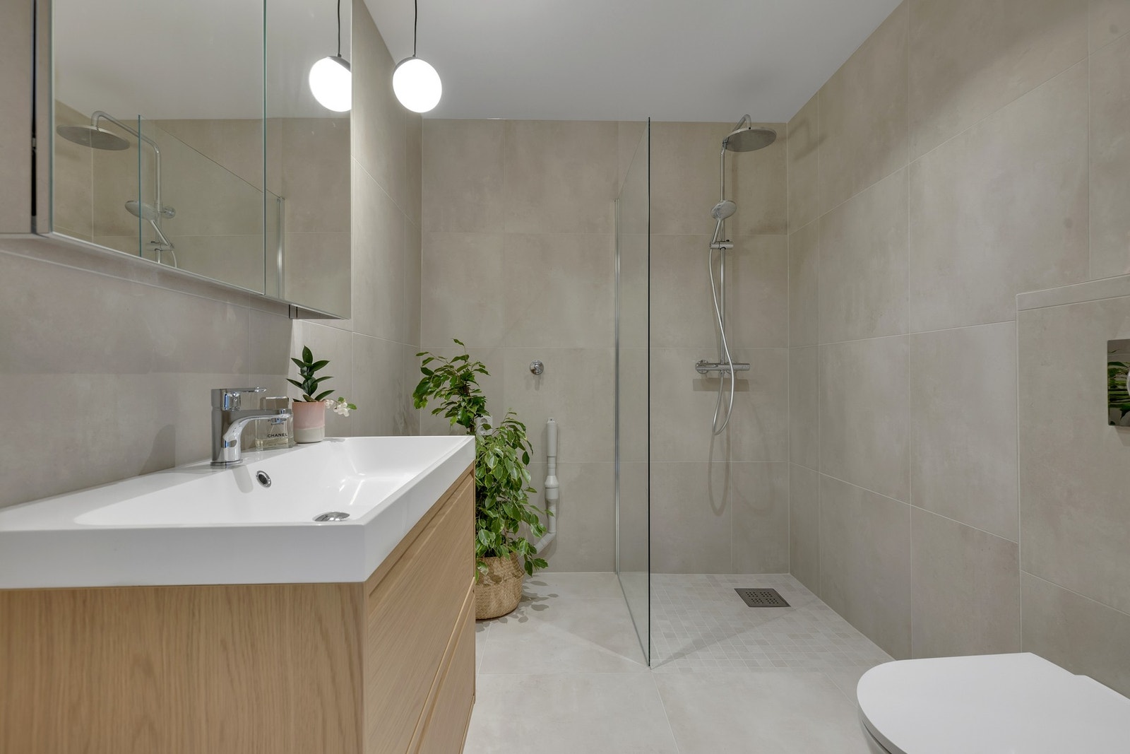 Badet er lekkert og stilrent med flislagte vegger og gulv, samt malt flate i himling. I baderomsgulvet har du elektriske varmekabler. Galleribilde