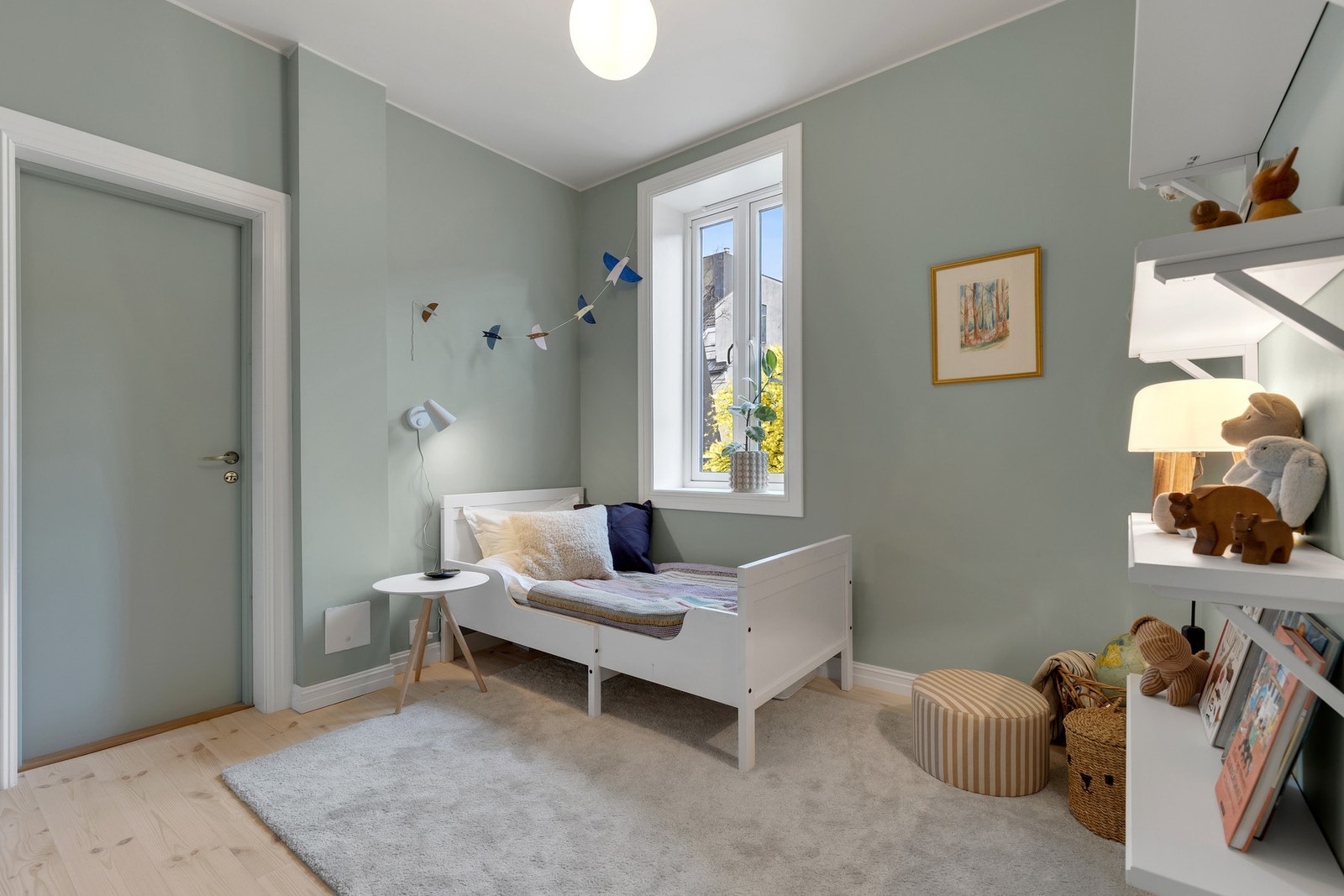 Døren i bildet gir adkomst til trapperommet som tar deg videre til bakgården, eller til bodarealene i kjeller og på loft. Galleribilde
