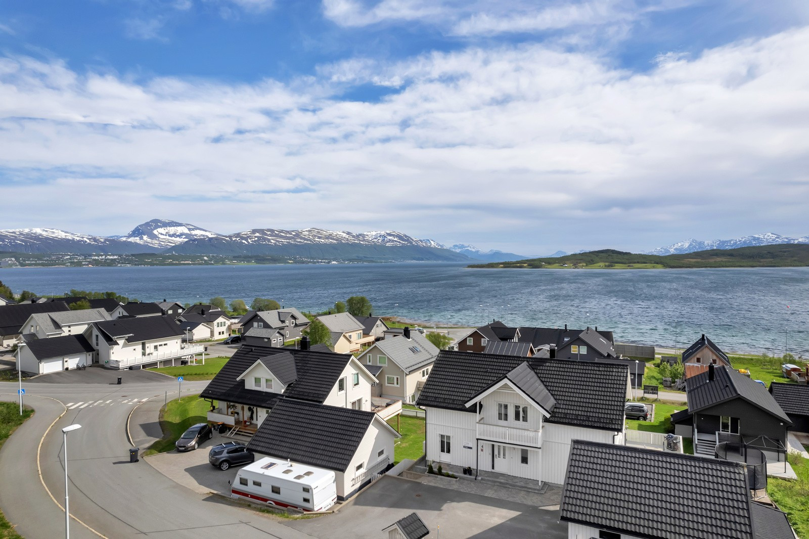 Fullisolert dobbelgarasje med innlagt vann og eget sikringsskap for kurs til el-bil lader. Det er innredet loft med adkomst via innvendig, plassbygget trapp.