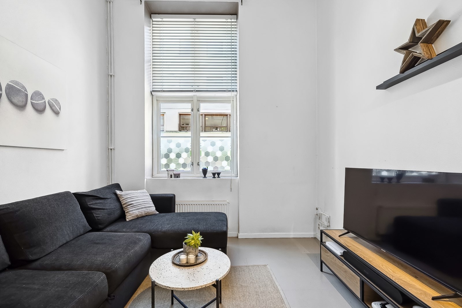 Det er god plass til romslig sofa. Galleribilde