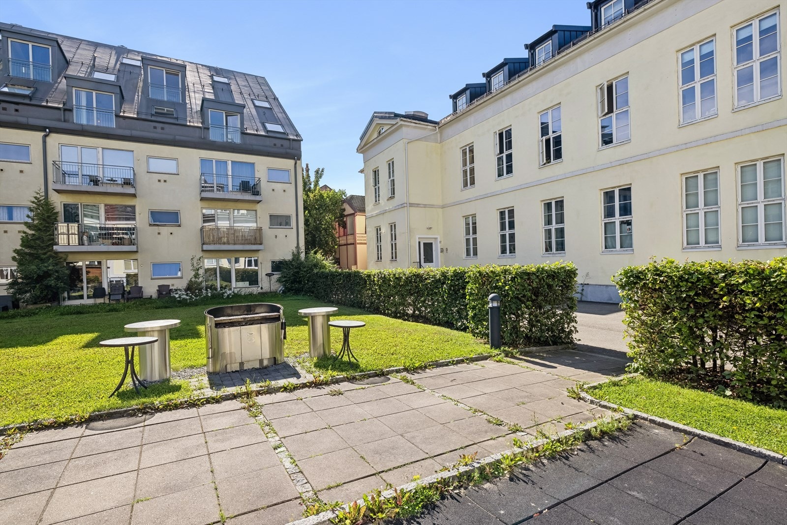 Tomten er pent opparbeidet med noe plenarealer rundt eiendommen og asfaltert gårdsplass. Galleribilde