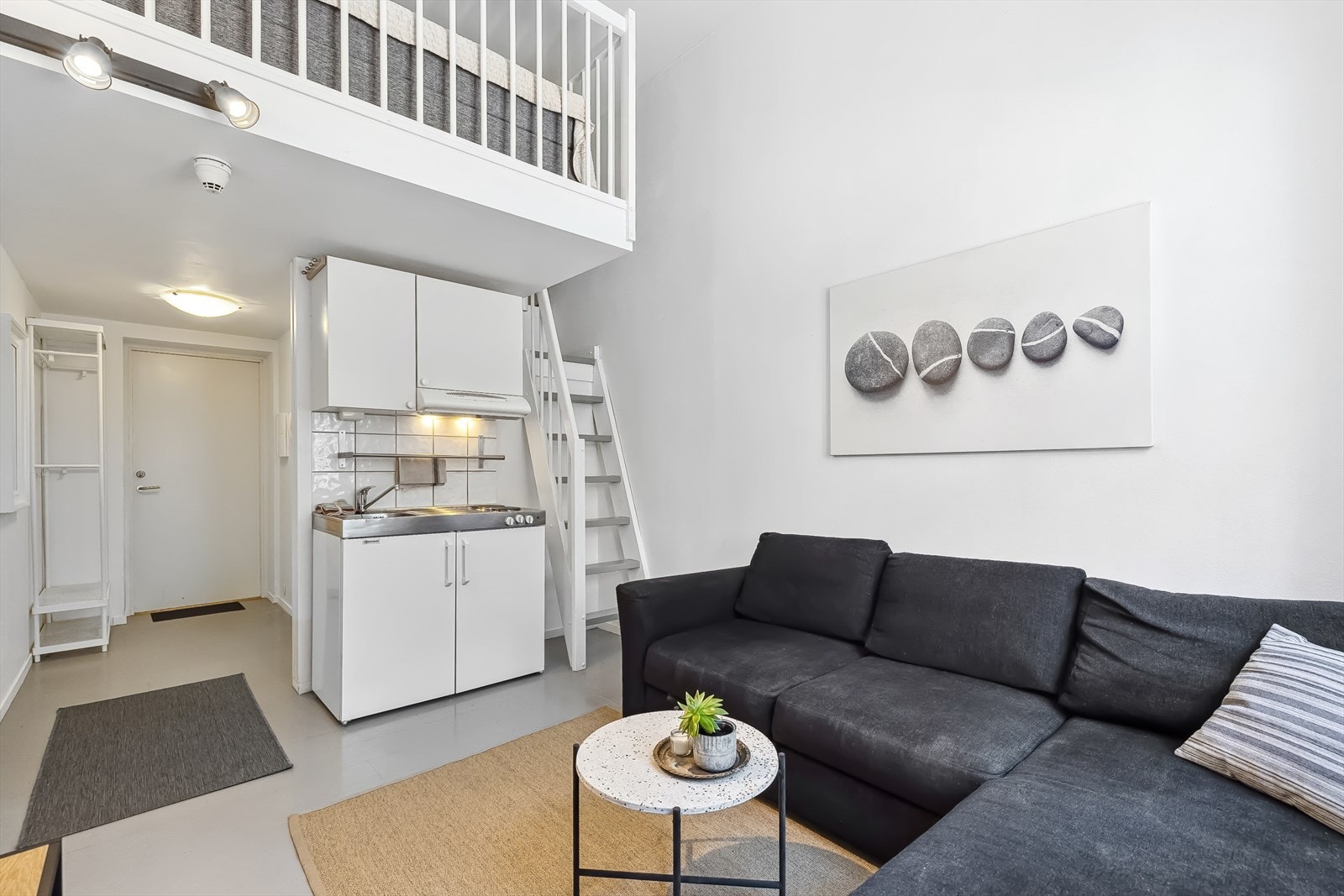 Brannslange er montert i benkeskap. Galleribilde