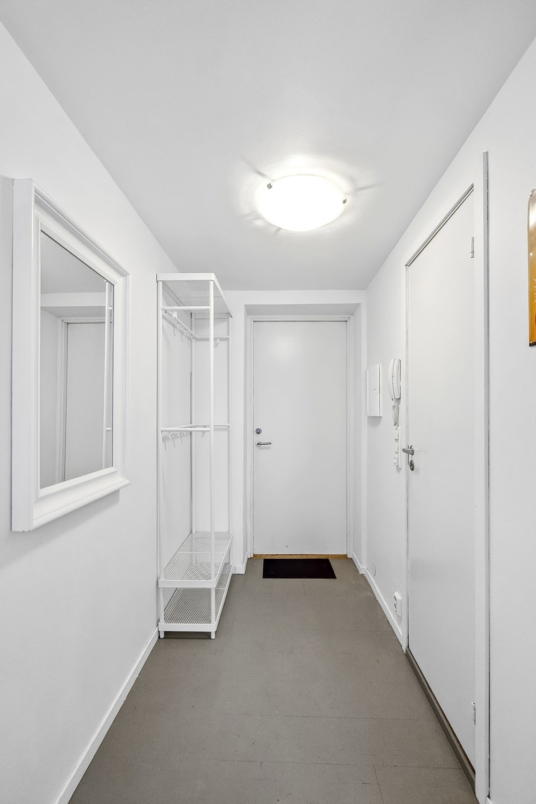Romslig entré med god plass til klesoppbevaring. Galleribilde