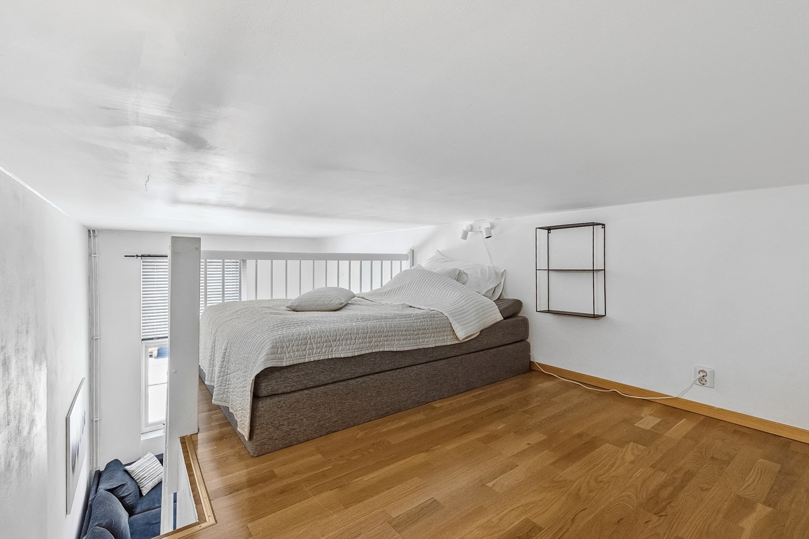 Det er imidlertid god plass til dobbeltseng og diverse klesoppbevaringsmøbler. Galleribilde