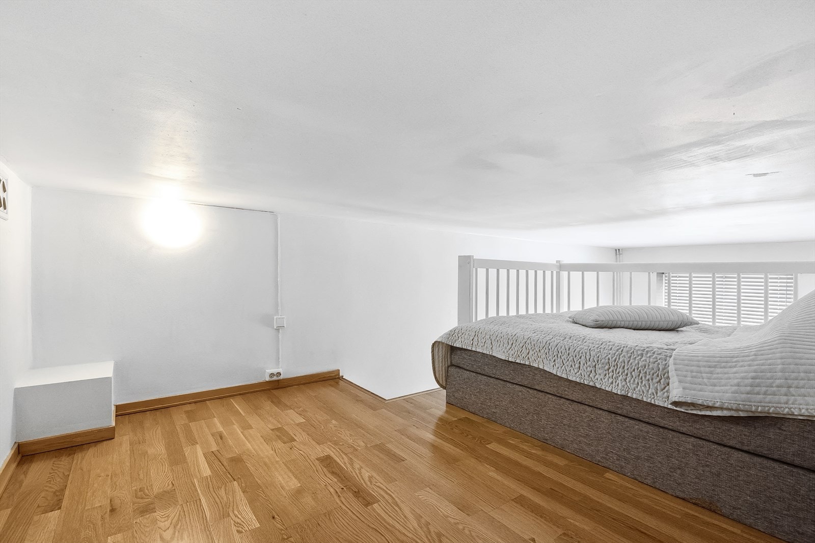 Hemsen har gulvareal på 9 kvm, men har for lav takhøyde til at arealet er måleverdig. Galleribilde