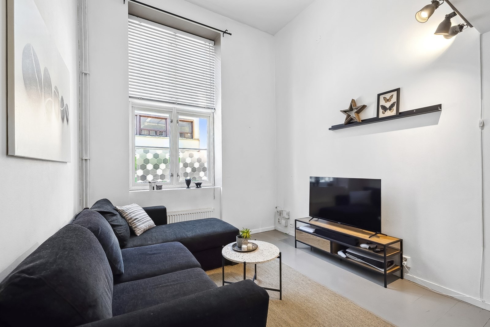 Stuen er lys og innbydende med gode lysforhold, generøs takhøyde og plass til ønsket møblering. Galleribilde