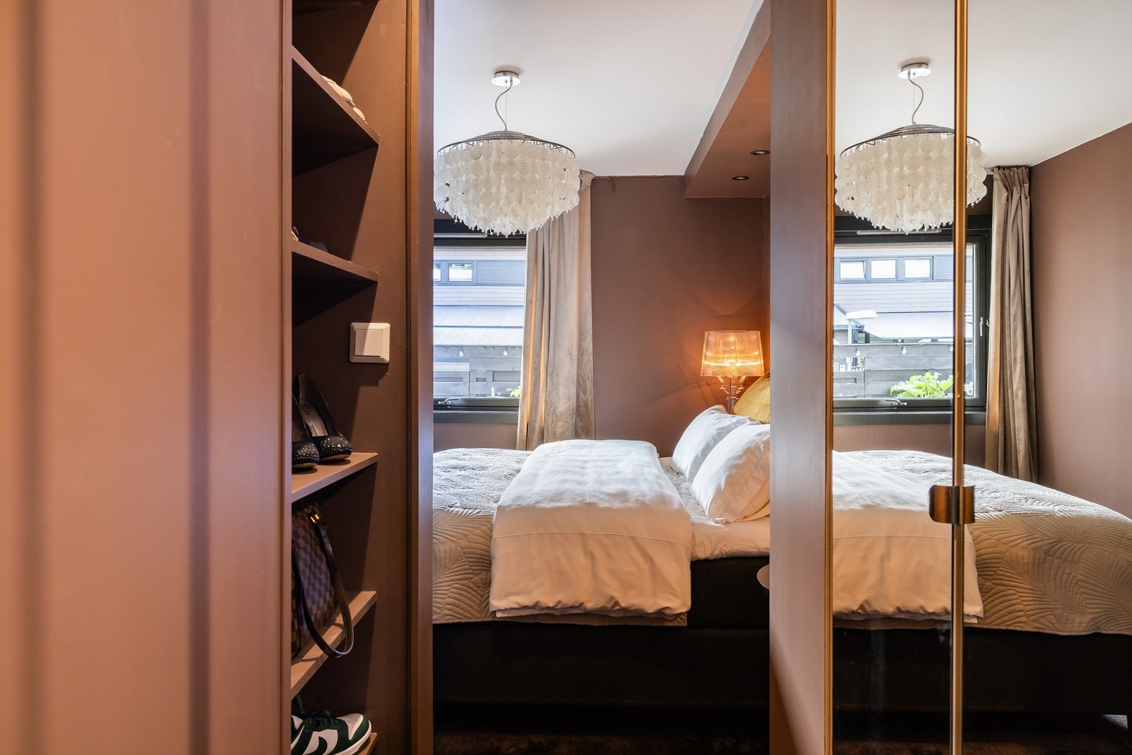 Flott walk-in garderobe med speilfronter på soverom Galleribilde