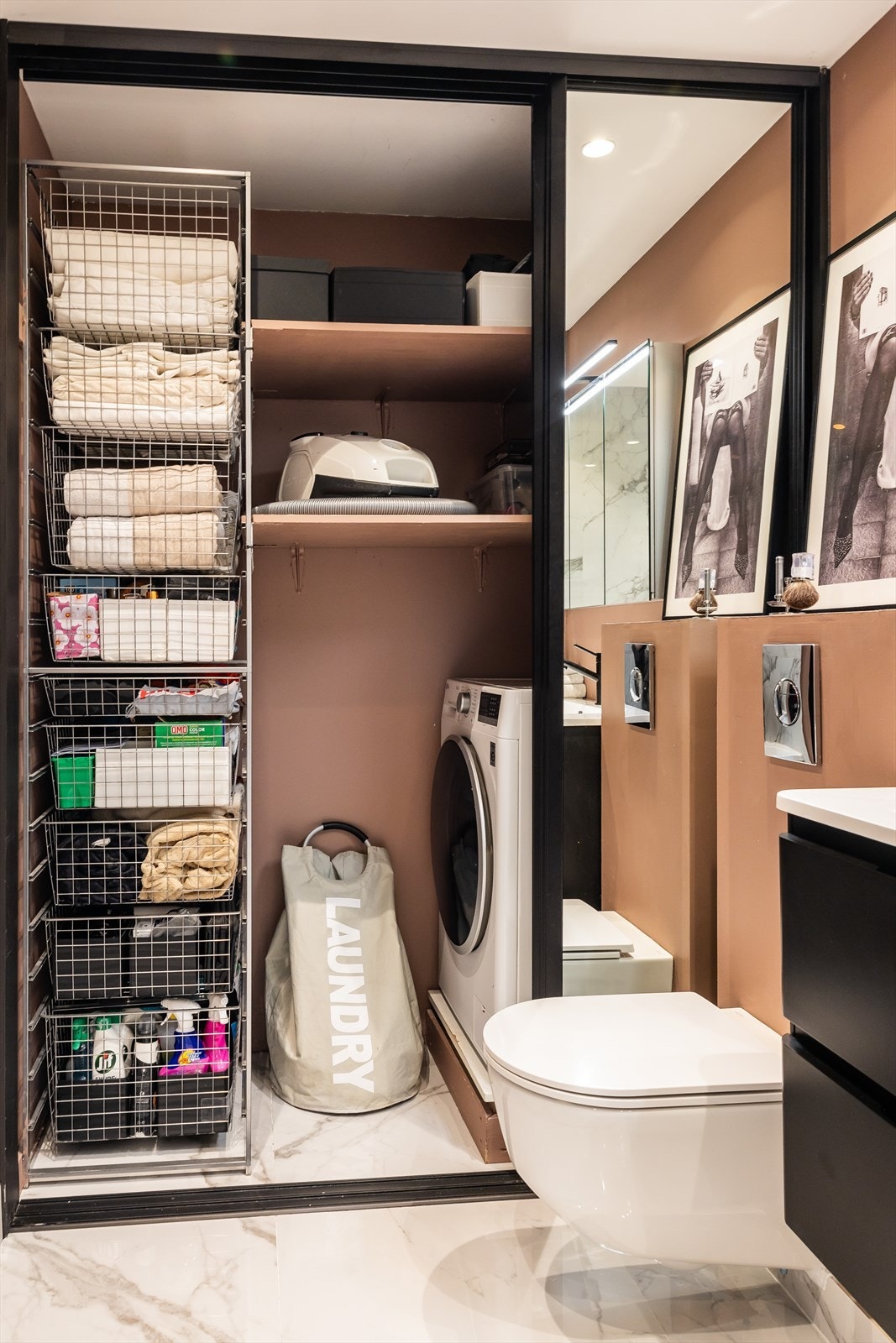 Opplegg og plass til både vaskemaskin og tørketrommel Galleribilde