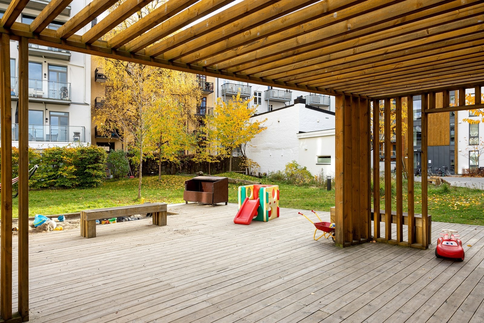 Her kan du nyte et trygt og barnevennlig miljø, med et trivelig fellesskap blant naboer og barnefamilier - ideelt for både lek og sosialt samvær Galleribilde